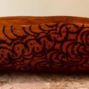 Sällsynt gammal snidad trådbränd träskål COOLAMON 14” x 5,5” x 3”