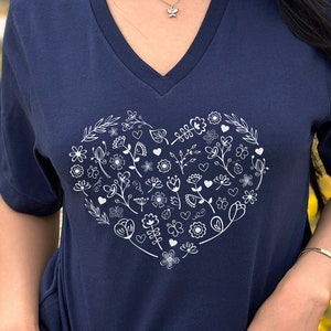 T-shirt col en V coeur fleuri, haut col V pour femme, t-shirt floral botanique, t-shirt col V plante amoureux de la nature, chemise à fleurs vintage, fleurs sauvages