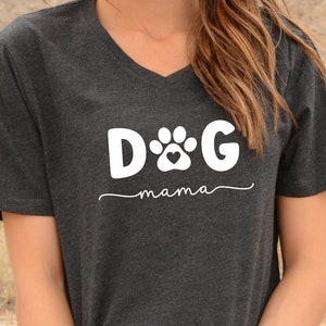 T-shirt avec col en V patte de maman de chien, chemise patte de coeur, chemise avec col en V pour chien de sauvetage, cadeau pour maman chien, cadeau pour propriétaire de chien amoureux des animaux de compagnie, cadeau pour amoureux des chiens, grand-mère chien