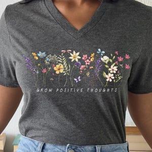 Cultivez des pensées positives T-shirt à col en V pour femmes, T-shirt à fleurs botaniques de mentalité de croissance, T-shirt à col en V pour les amoureux de la nature et les plantes, Chemise à fleurs vintage