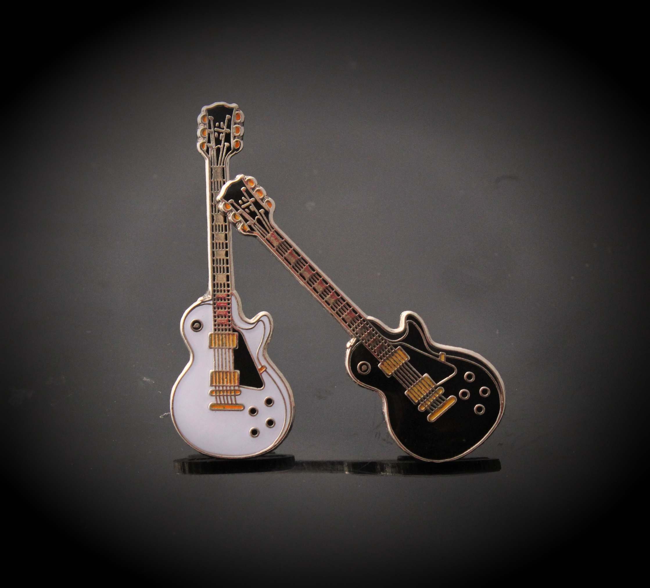 Стили электрогитар. Gibson les paul gothic 2000. стили гитар. пин на гитаре.