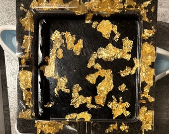 Cendrier noir et feuille d’or en résine epoxy