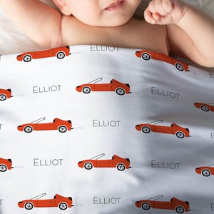 Baby Decke Swaddle mit Rennauto Motiv Name für Neugeborene Sport Auto gehäkelte Mütze für Jungen Auto Dekor