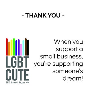 K&ouml;nnte beinhalten: Eine Grafik mit einem Regenbogen-Balkendiagramm und dem Text "LGBT CUTE" darunter. Der Text "S&Y Brand Paper Co." befindet sich unter der Grafik. Der Text "When you support a small business, you're supporting someone's dream!" befindet sich auf der rechten Seite des Bildes.