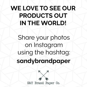 Pu&ograve; includere: Uno sfondo bianco e grigio con un motivo geometrico con testo nero che dice "WE LOVE TO SEE OUR PRODUCTS OUT IN THE WORLD! Share your photos on Instagram using the hashtag: sandybrandpaper" e un simbolo di freccia nero e grigio. Sotto il testo c'&egrave; il testo "S&Y Brand Paper Co."