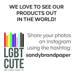 K&ouml;nnte beinhalten: Eine Grafik mit einem Regenbogen aus farbigen Balken und dem Text "LGBT CUTE" in schwarzen Buchstaben. Der Text "Teile deine Fotos auf Instagram mit dem Hashtag: sandybrandpaper" befindet sich unter der Grafik. Der Text "S&Y Brand Paper Co." befindet sich unter dem Hashtag.