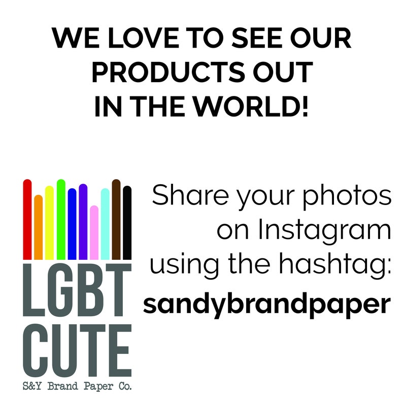 K&ouml;nnte beinhalten: Eine Grafik mit einem Regenbogen aus farbigen Balken und dem Text "LGBT CUTE" in schwarzen Buchstaben. Der Text "Teile deine Fotos auf Instagram mit dem Hashtag: sandybrandpaper" befindet sich unter der Grafik. Der Text "S&Y Brand Paper Co." befindet sich unter dem Hashtag.