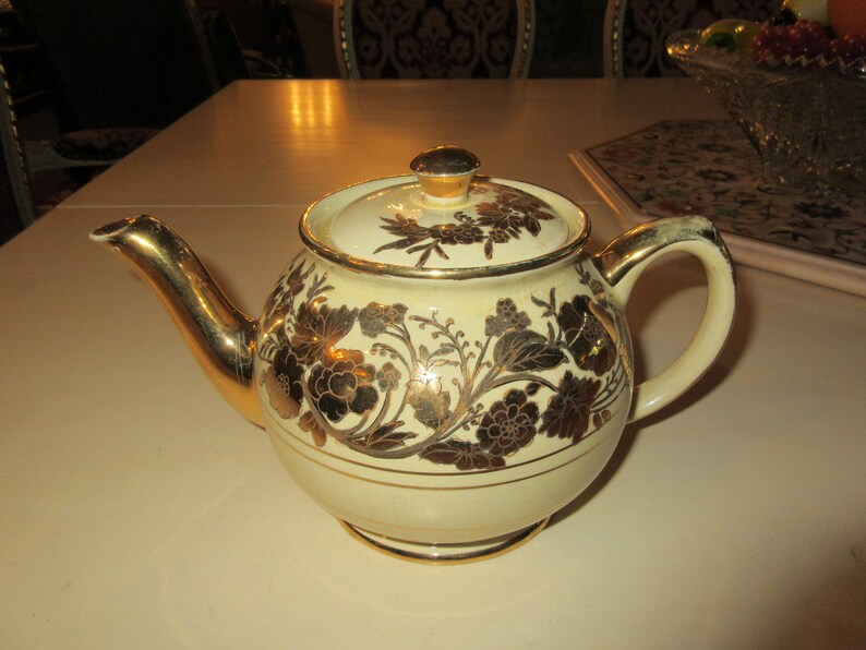 ENGLAND SADLER TEAPOT with Lid