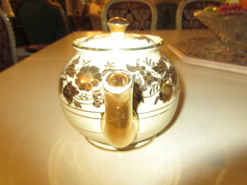 ENGLAND SADLER TEAPOT with Lid