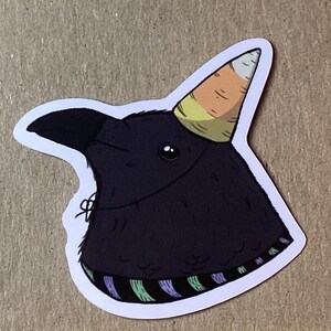 Adesivo de vinil Raven fofo com chapéu festivo de milho doce