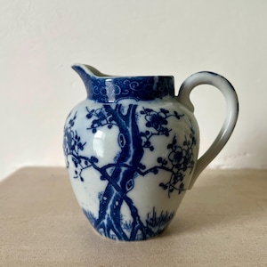 Vintage blått och vitt porslinsgräddkanna · Handmålad liten kanna i körsbärsblom · Keramikkanna i asiatisk stil · Chinoiserie-dekor i lantlig stil