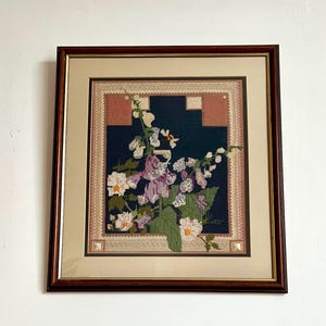 ¡Precioso! Bordado Art Decó original de los años 20 en punto petit point: dedaleras y rosas. Hermoso regalo, decoración del hogar o pieza de colección.