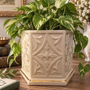 Vaso/Cachepô Hexagonal Vintage Lenox em Cerâmica Marfim - Detalhes em Dourado com Flor de Lis