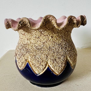 Jarrón antiguo victoriano de mayólica esmerilada de Thomas Forester - Borde ondulado, azul cobalto y rosa