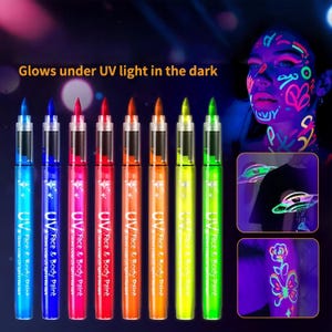 Op de afbeelding: Een verzameling van acht UV-gezichts- en lichaamsverf pennen in verschillende kleuren, waaronder blauw, roze, rood, oranje, geel en groen. De tekst "Glows under UV light in the dark" staat boven de pennen. De afbeelding toont ook voorbeelden van gloeiende verf.