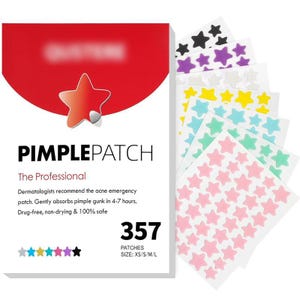 Può includere: Una confezione di cerotti di emergenza per l'acne Pimple Patch. La confezione bianca e rossa mostra il testo "PIMPLEPATCH" e "The Professional". Sono visibili diversi fogli di cerotti a forma di stella, in colori come rosa, verde e viola.