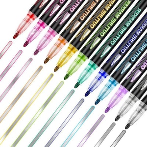 Könnte beinhalten: Eine Sammlung farbiger Outline-Marker mit schwarzen Schäften und metallischen Akzenten. Die Marker sind diagonal angeordnet, wobei jeder eine andere Tintenfarbe zeigt, darunter Rot, Rosa, Orange, Gelb, Grün, Blau und Lila. Der Text "OUTLINE MARKER" ist auf der Seite aufgedruckt.