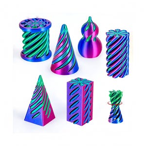 Puede incluir: Colección de siete objetos decorativos impresos en 3D de diversas formas, incluyendo una bobina, un cono y un cilindro. Los objetos presentan una combinación de colores degradados en azul, verde y rosa, con un diseño en espiral o a rayas. Sobre fondo blanco.
