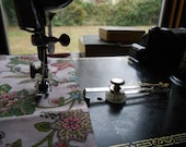 Vintage Singer Featherweight Adjustable Cloth Seam Guide with Screw Machine Attachment 161172 99 66 15-90 221 201 301 401 500 600 700 750