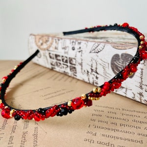 Serre-tête avec cristaux Swarovski rouges et noirs - Style diadème étroit | Accessoire pour cheveux de mariée gothique | Bague Alice rouge | Couronne décorative faite main