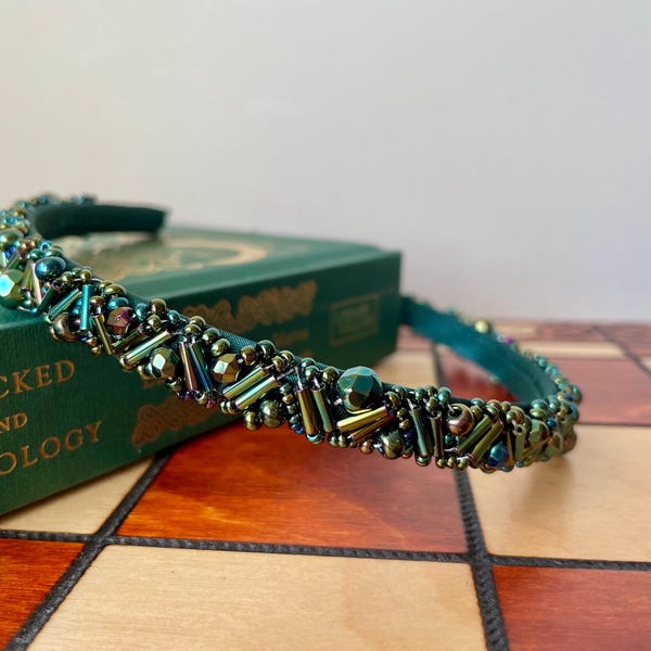 Ceò na Coille – hoofdband met groene iris en regenboogkralen – Highland Misty Forest - geïnspireerd Keltisch haarstukje
