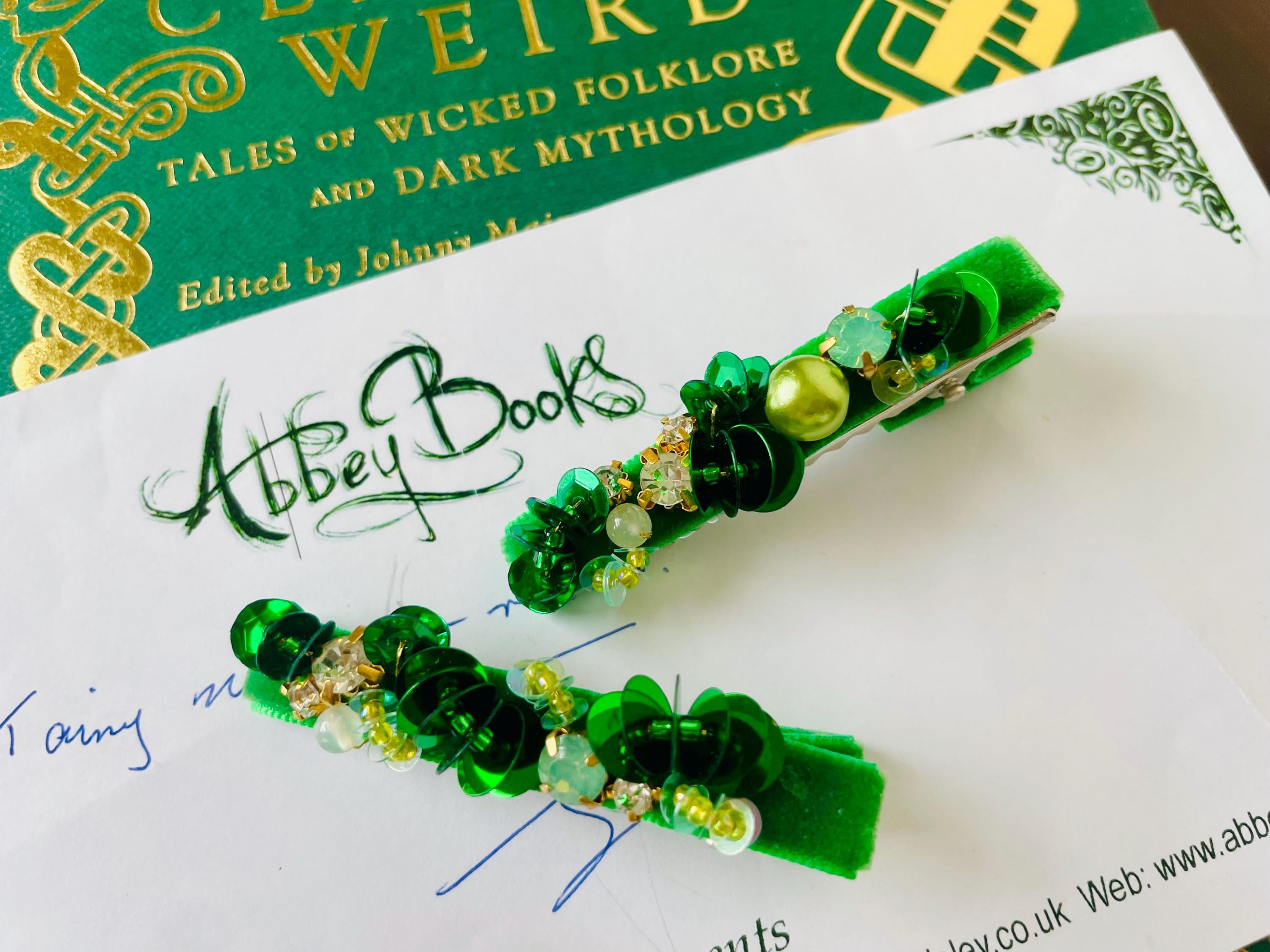 2 pequenos grampos de cabelo de veludo verde com pérolas de vidro, contas de lantejoulas e strass, grampos de cabelo brilhantes com contas de lantejoulas de veludo, grampos de cabelo de festa de veludo