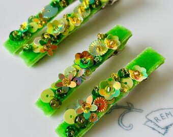Grampos de cabelo de veludo com lantejoulas e flores verdes de trevo irlandês, grampos de cabelo brilhantes com lantejoulas e flores de veludo, grampos de cabelo de festa de veludo