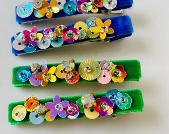 Mini Grampos de Cabelo de Veludo com Flores de Fada – 5,5 cm | Lantejoulas e Cristais Bordados à Mão | Conjunto de 2