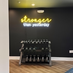 Insegna al neon "Strength than yesterday", insegna LED motivazionale per palestra, luce al neon per allenamento, decorazione per palestra domestica, regalo per la festa della mamma per mamma in palestra, decorazione da parete per il fitness
