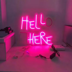 insegna al neon personalizzata hello there, insegna a LED hell here, luce al neon horror tremolante, decorazione spettrale per camera da letto, decorazione per festa di Halloween, insegna con logo horror