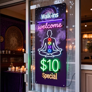 Op de afbeelding: Een rechthoekig bord met tekst en afbeeldingen in neonstijl. Het toont de woorden Walk-ins welcome, een witte omtrek van een persoon in een zittende meditatiehouding met gekleurde chakrapunten, de tekst $10 en het woord Special onderaan.