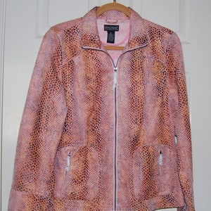 May include: A pink and brown snakeskin-patterned jacket with a zipper closure. The jacket has two pockets on the front and a label that reads "DIALOGUE" on the inside.