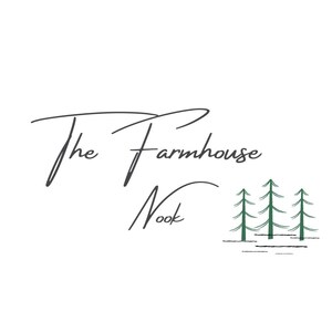 Pode incluir: O logotipo do The Farmhouse Nook apresenta uma fonte de escrita &agrave; m&atilde;o com as palavras "The Farmhouse Nook" e uma simples ilustra&ccedil;&atilde;o de tr&ecirc;s pinheiros verdes em frente a uma linha preta que representa um lago ou rio.