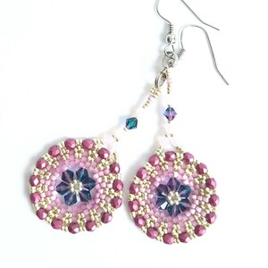 Roze oorbellen, statement oorbellen , boho oorbellen, bead embroidery oorbellen, elegant, met verzilverde oorhaken.