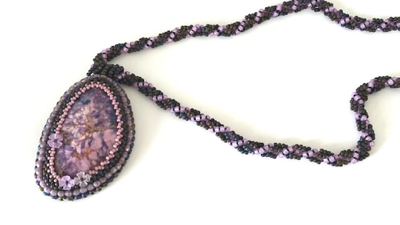 Paarse edelsteen hanger, lila bead embroidery ketting, Jaspis cabochon hanger, handgemaakt.