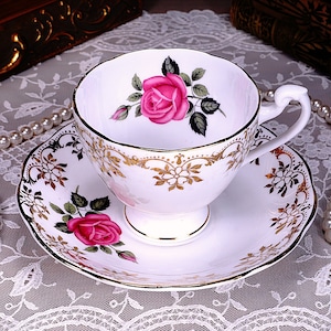 Roslyn China Grande tasse à thé et soucoupe rose, roses de chou rose et garniture dorée fantaisie, os fin fabriqué en Angleterre, cadeau pour elle, 1958-1963