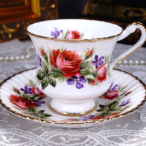 Paragon Floral Teacup and Saucer, Vivid Pink Red Roses, Fluted Set with Sponged Gold Gilt Trim, Single Warrant, Made in England, 1950s
