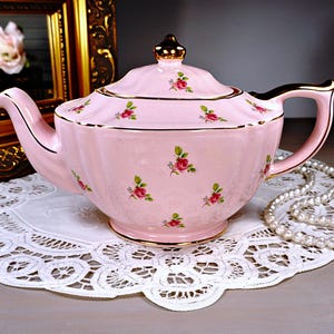 Gorgeous Sadler Ditzy Rose Pink Oval Teapot, Chintz Lamp Shape with Tiny Rosebuds and Gold Gilt, Full Size Large Pot, Made in England, 1940s