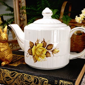 Wood and Sons Teapot: Yellow Roses, Gold Trim, Made in England
