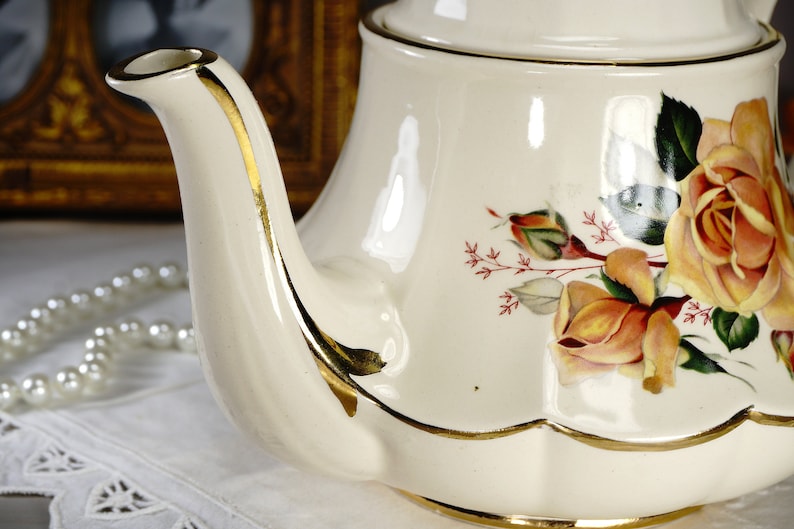Sadler Carousel Teapot Floral Tea Pot Bell Shaped with Large Yellow Cabbage Roses 1940s Sadler Marquee Teapot Made in England