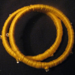 Gelber Stickarmreif, Gelber Floss Gewickelter Kunststoff Armreif, Stapelbarer Armreif, Gelber Perlen-Stapel-Armreif, Perlenstickerei Armreif