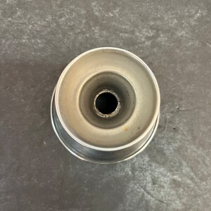 Peut inclure: Un entonnoir en m&eacute;tal argent&eacute; avec une large ouverture et un bec &eacute;troit. L'entonnoir est con&ccedil;u pour verser des liquides dans des r&eacute;cipients avec de petites ouvertures.