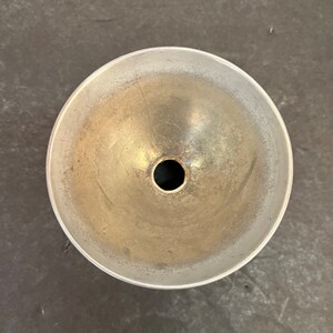 Peut inclure: Un entonnoir en m&eacute;tal argent&eacute; avec une large ouverture ronde et un petit trou rond au fond.