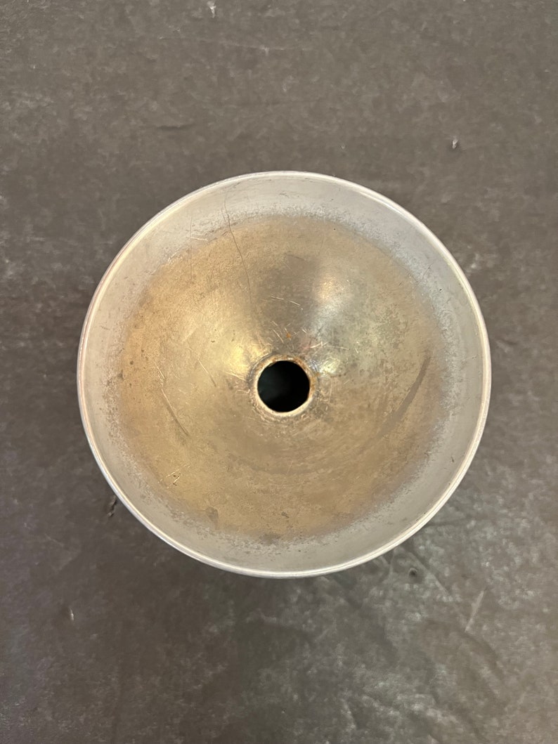 Peut inclure: Un entonnoir en m&eacute;tal argent&eacute; avec une large ouverture ronde et un petit trou rond au fond.