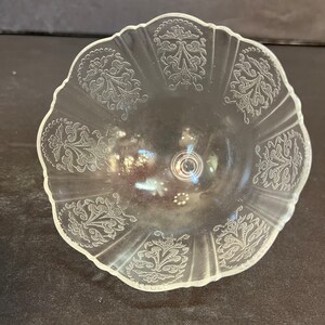 Peut inclure: Un bol en verre transparent avec un bord festonn&eacute; et un motif floral d&eacute;licat grav&eacute; &agrave; la surface.