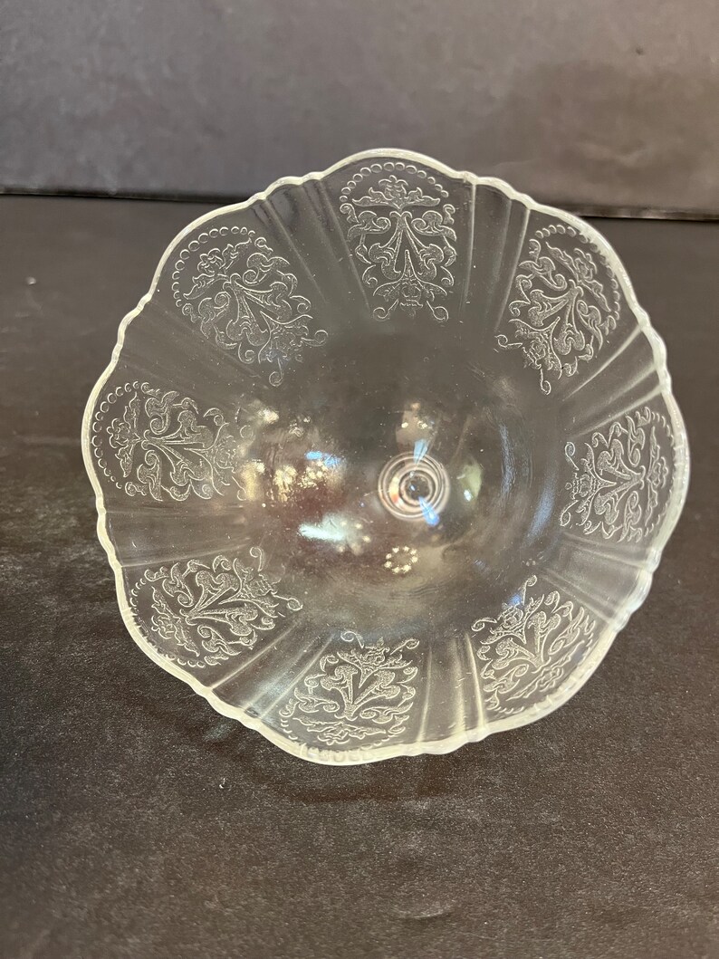 Peut inclure: Un bol en verre transparent avec un bord festonn&eacute; et un motif floral d&eacute;licat grav&eacute; &agrave; la surface.