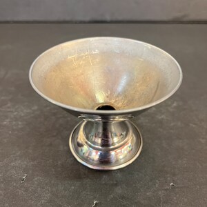 Peut inclure: Un shaker &agrave; cocktail en m&eacute;tal argent&eacute; avec une base ronde et un haut &eacute;vas&eacute;.