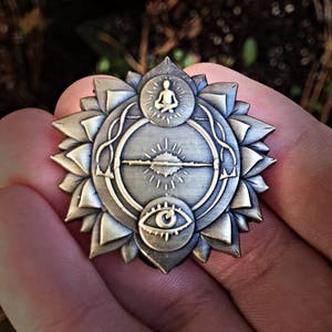 Broche de Geometria Sagrada – Colecionável de Meditação e Yoga em Ouro Antigo