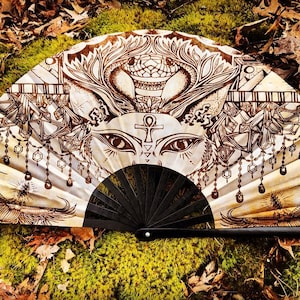 Leque dobrável de bambu Cats Under the Stars – Design de inspiração egípcia por Melanie Bodnar, acessório para festival de luz negra reativa a UV