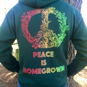 Frieden ist hausgemachtes grünes Hoodie | Mehrfarbiger Druck | Kunst von Melanie Bodnar